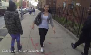 New York sokaklarında hem tesettürlü hemde tesettürsüz dolaşan kadın
